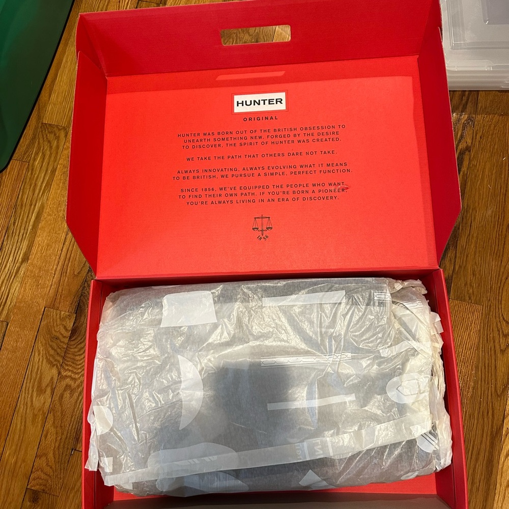 Hunter Red Boot Box - Picture 3 of 3